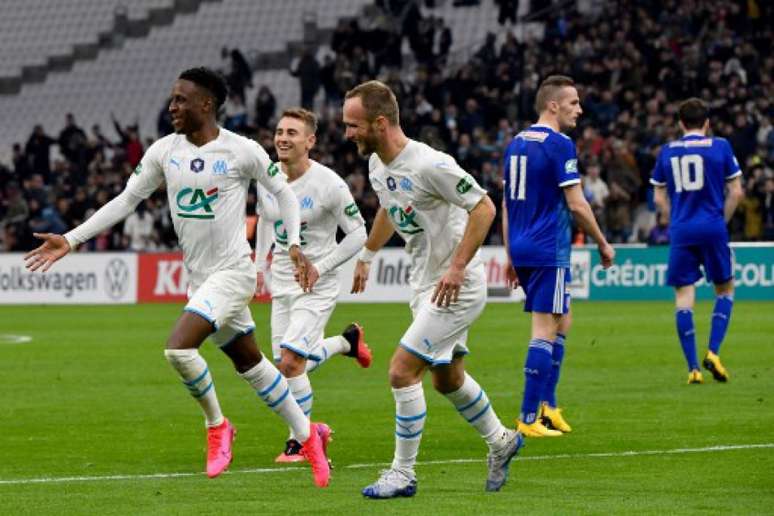 Lateral Sarr comemora o belo gol que abriu a vitória sobre o Strasbourg (Foto: GERARD JULIEN / AFP)