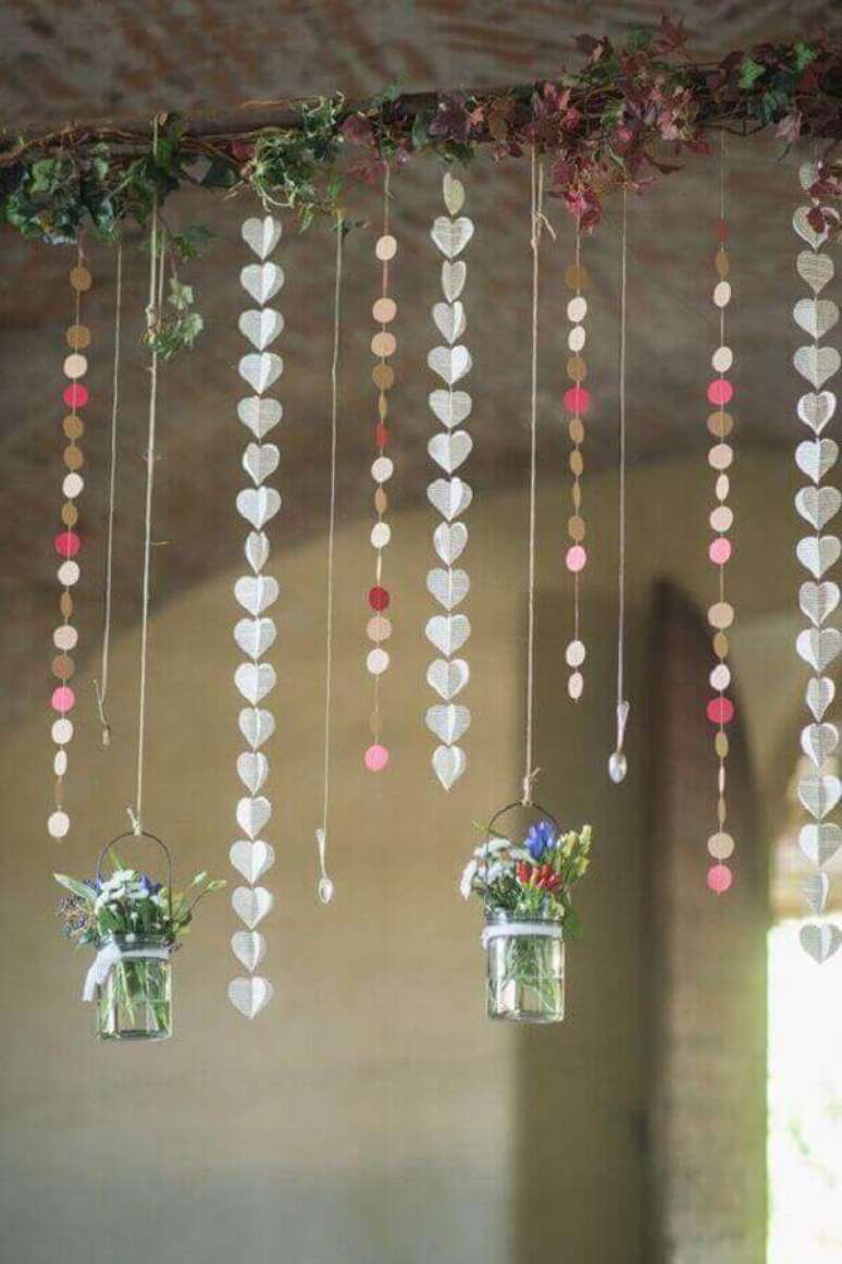 28- Móbiles com coraçõezinhos dão um toque romântico na decoração de noivado. Fonte: Cana da Decoração