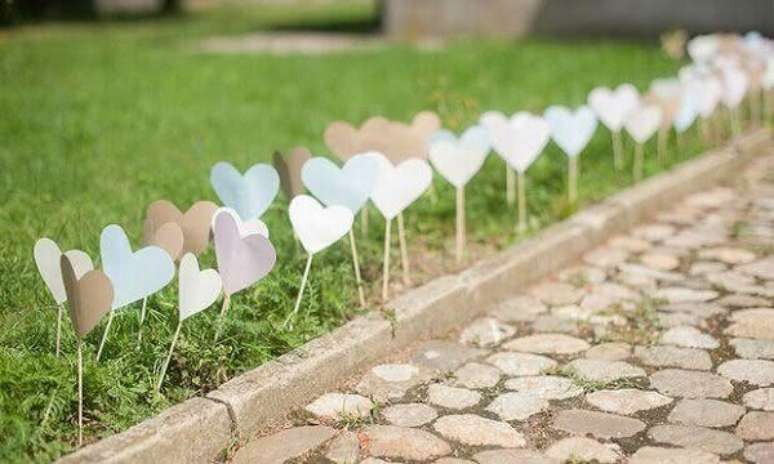 20- Na decoração de noivado o caminho para a festa é indicado por pequenos corações. Fonte: Pinterest
