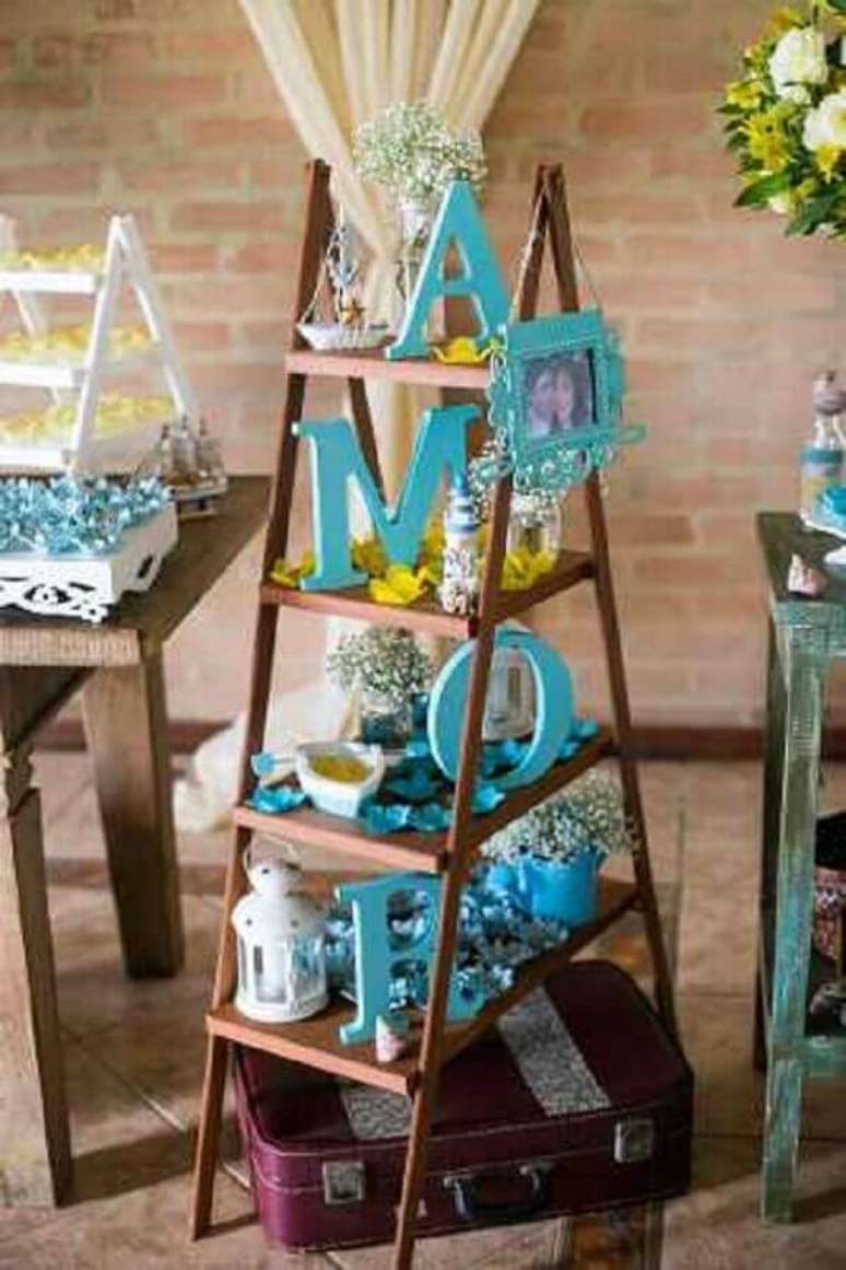 34- Uma escada para decoração de noivado é usada como suporte de pequenos enfeites. Fonte: Pinterest