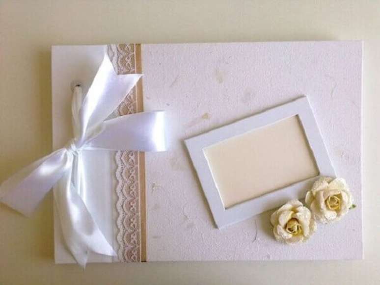 18- O caderno de mensagens é utilizado sobre a mesa principal na decoração de noivado. Fonte: Pinterest