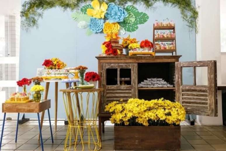 72- É possível criar uma decoração de noivado simples com poucos elementos em casa. Fonte: Pinterest