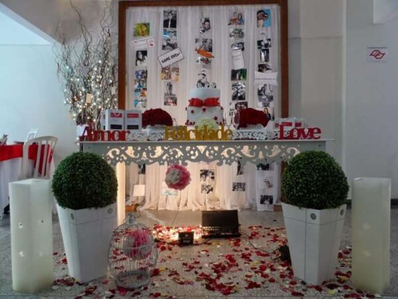 61- Pétalas de rosas no chão completam a decoração de noivado romântico. Fonte: Construindo decor