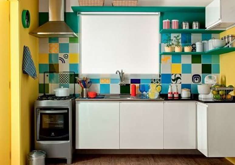 20. O tom amarelo harmoniza perfeitamente com os azulejos coloridos, use como cores para cozinha.