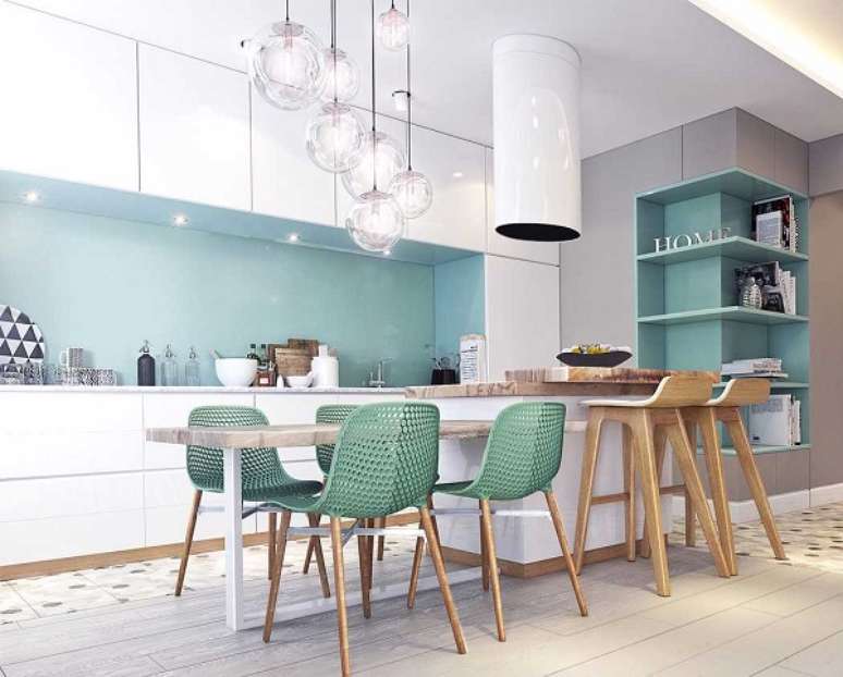 21. O tom azul claro na parede, no armário e nos móveis completam a decoração de cores para cozinha.
