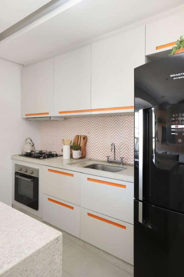 73. Cores para cozinha com branco e laranja – Via: Studio Canto Arquitetura
