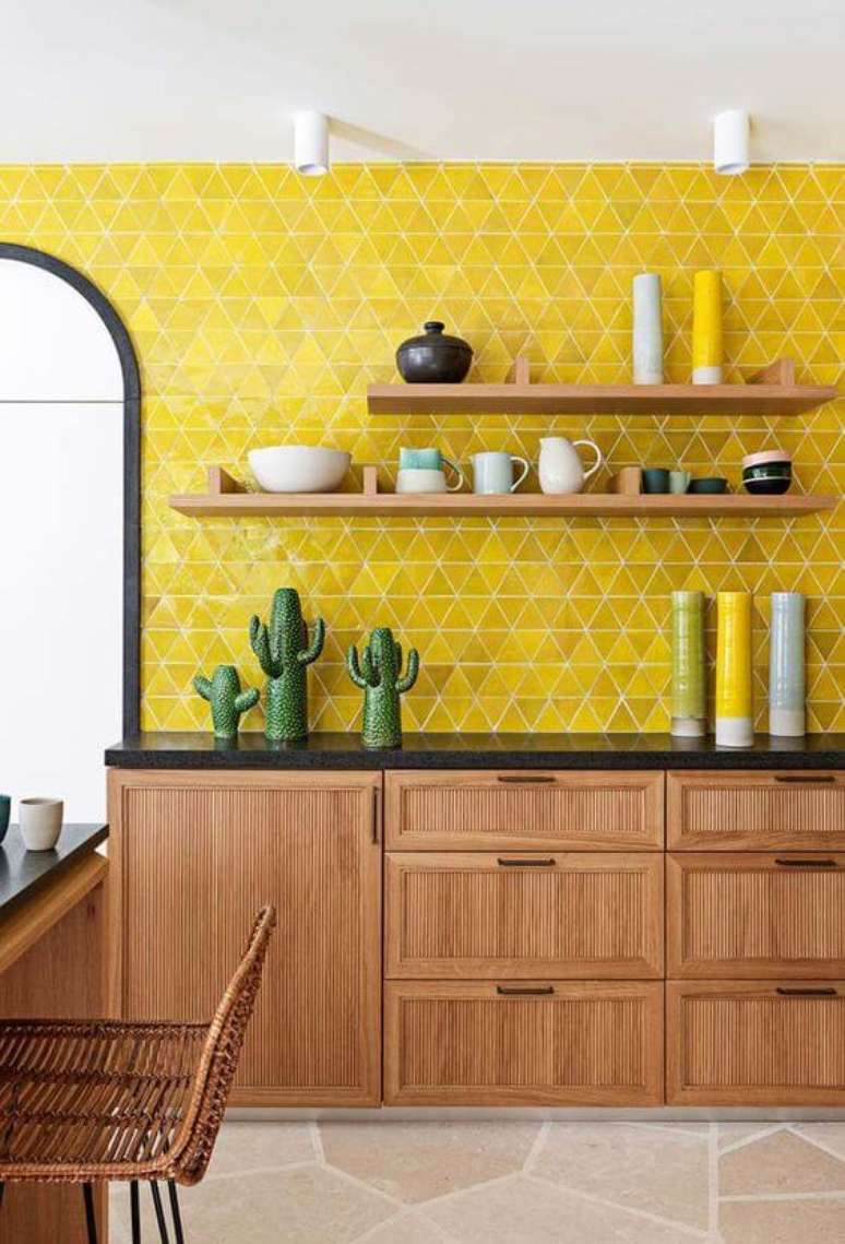 77. Revestimento com cores para cozinha moderna – Via: Ideias Decor