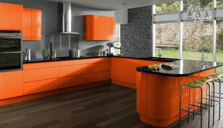 19. As cores para cozinha em tons fortes transformam o ambiente mais alegre e moderno.