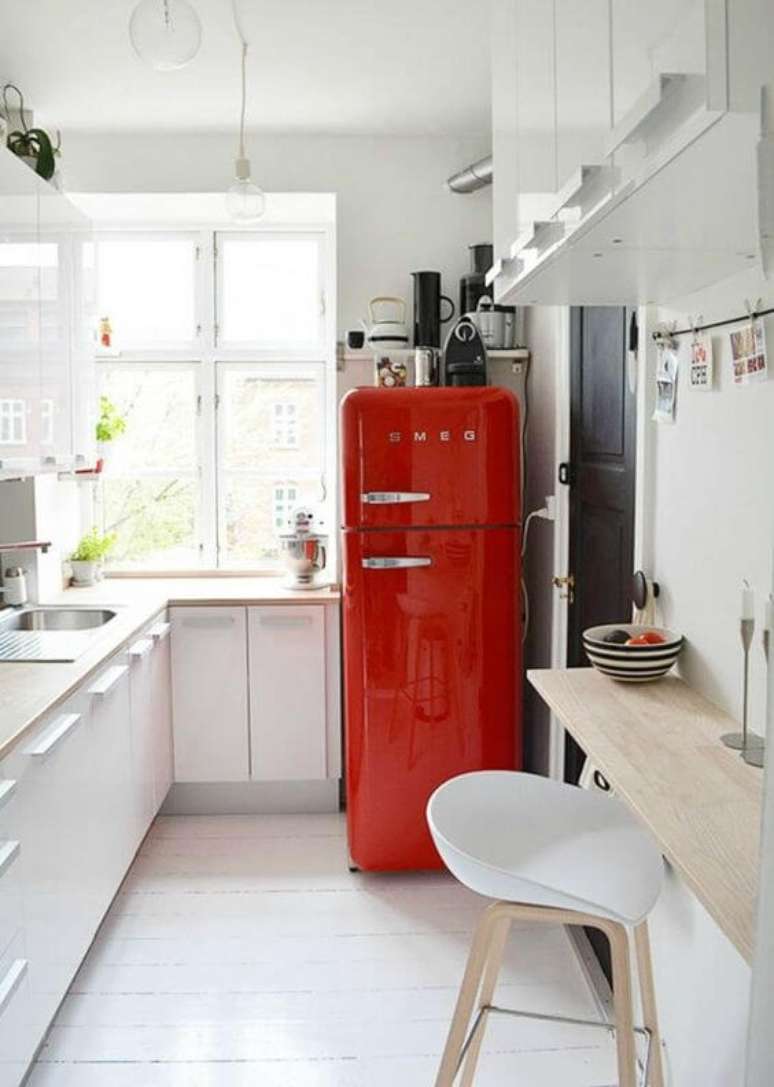 9. Cores para cozinha branca com geladeira retrô vermelha – Foto: Lifestyle