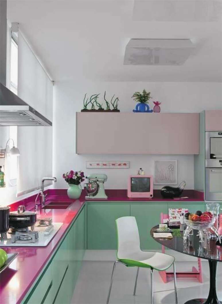 44. Cores para cozinha vede e rosa – Foto: Simples Decoração