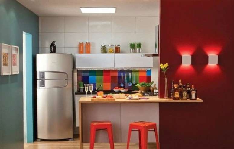 2. Cores para cozinha vibrantes nas paredes e móveis.