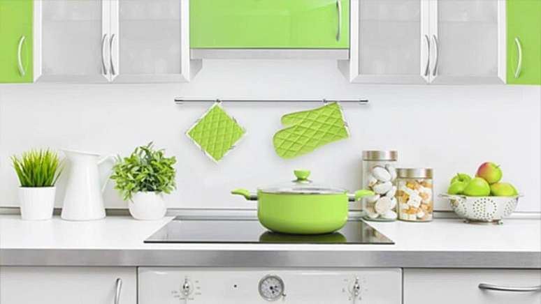 31. Cores para cozinha branca com acessórios verde limão.