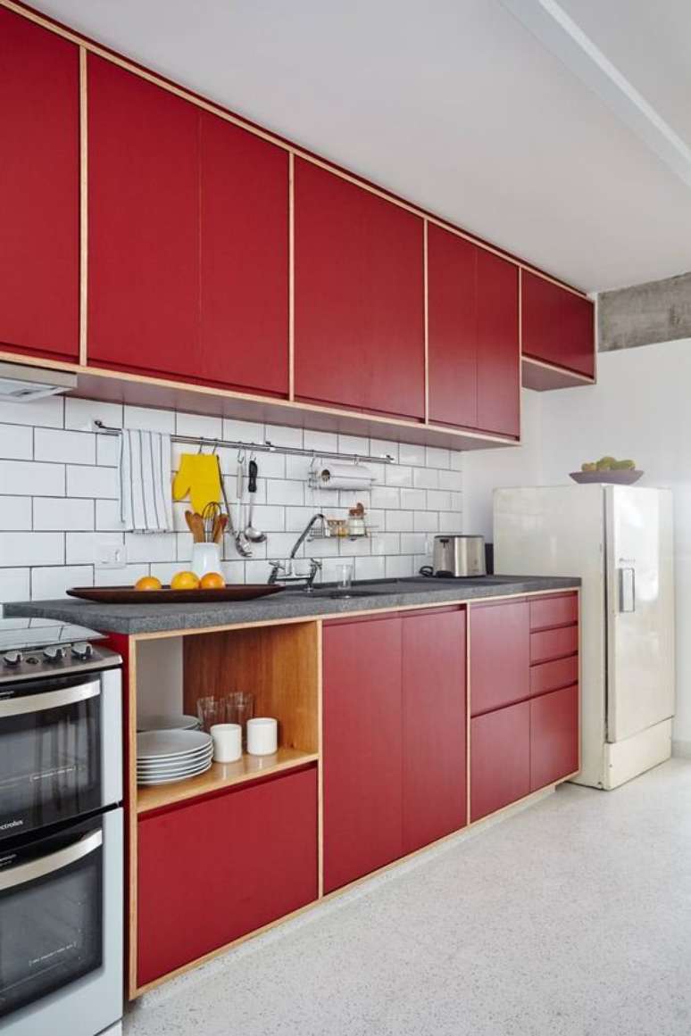 55. Cores para cozinha vermelha com revestimento branco – Foto: Ina Arquitetura