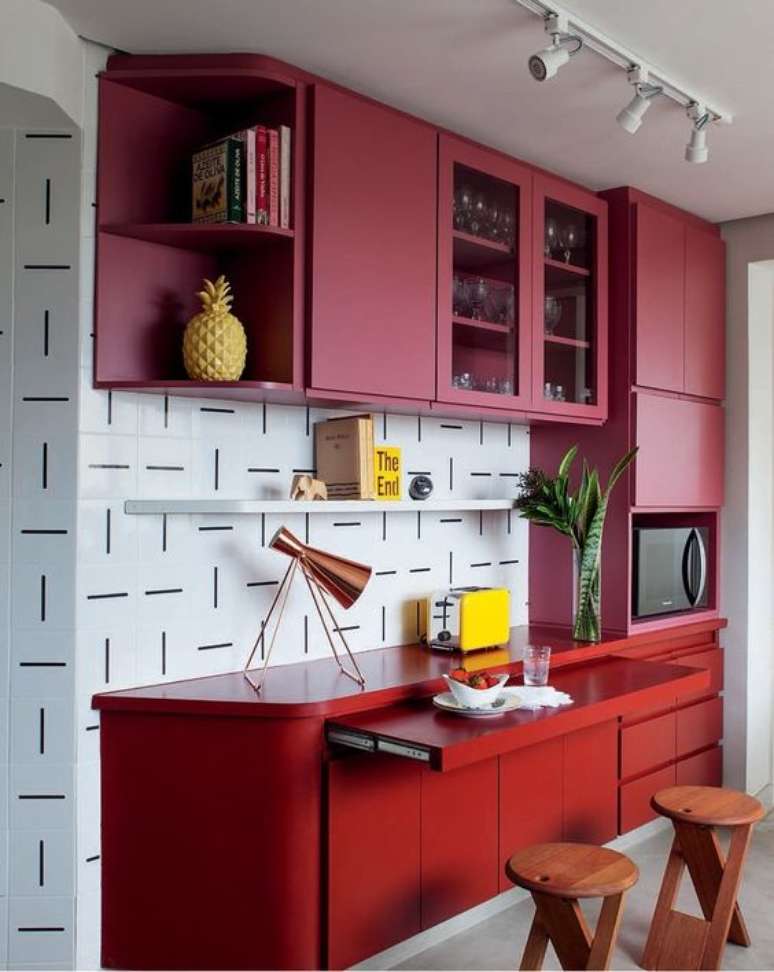 56. Cores para cozinha vermelha com papel de parede preto e branco – Foto: Lurca