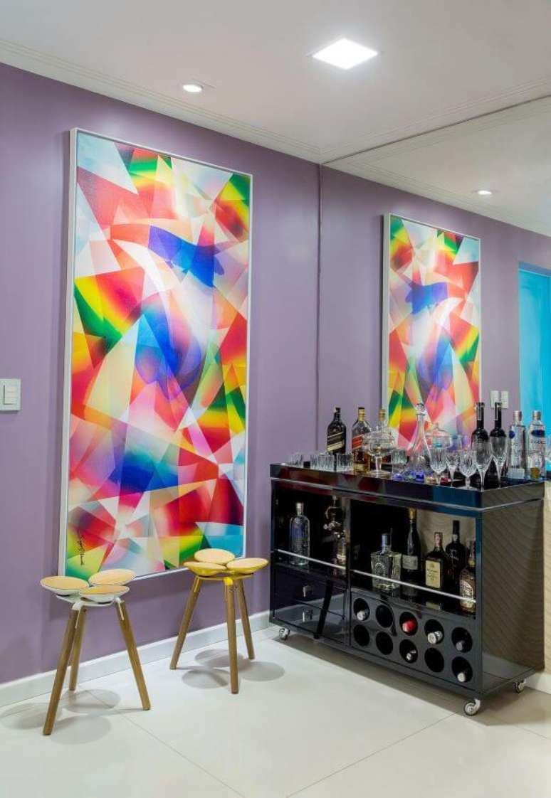 94. Bar com paredes lilás e quadro colorido – Via: Milla Holtz