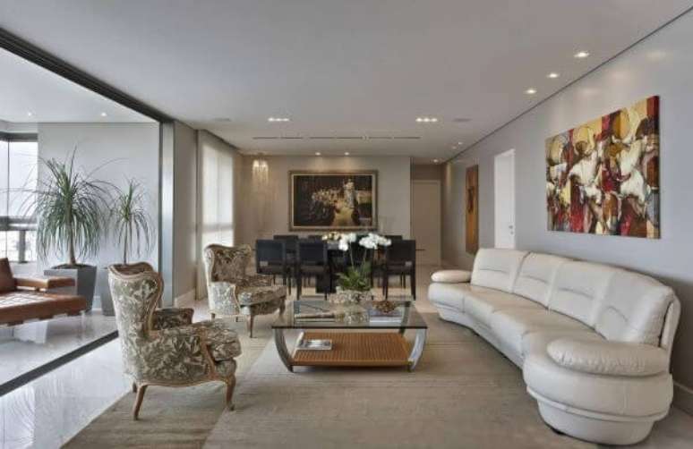 20. Sala de estar cl&aacute;ssica com quadros decorativos &ndash; Projeto: Gislene Lopes