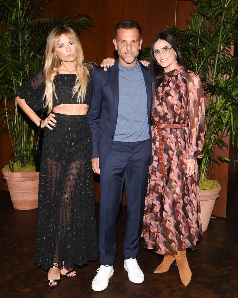 A estilista Erica Pelosini, o designer Alexandre Birman e a estrela Demi Moore no almoço em Los Angeles