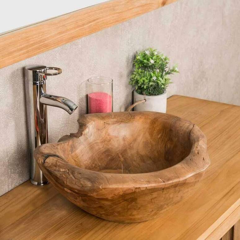 5. Modelo rústico de pia de madeira para banheiro pequeno – Foto: Wanda Collection