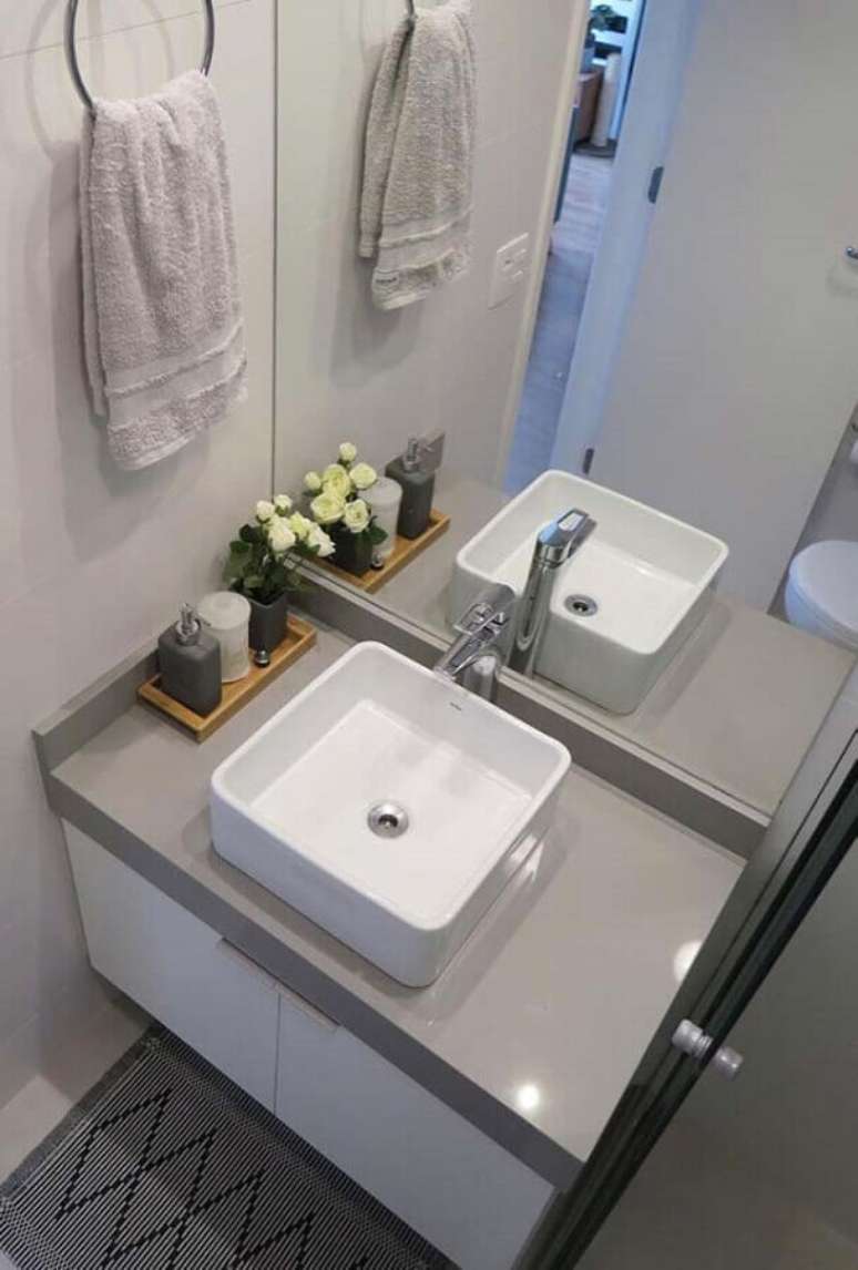 20. Modelo de pia pequena para banheiro decorado em tons neutros – Foto: Pinterest