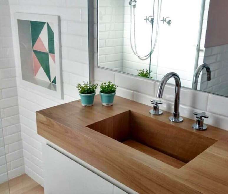 21. Modelo de pia de madeira esculpida para banheiro pequeno – Foto: Arquiteta Evelyn Luci