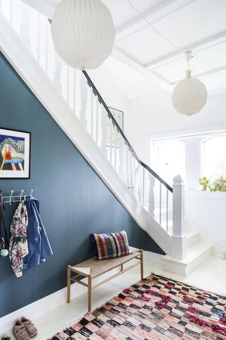 27. Paredes decoradas com parede azul – Via: Bolig magasine