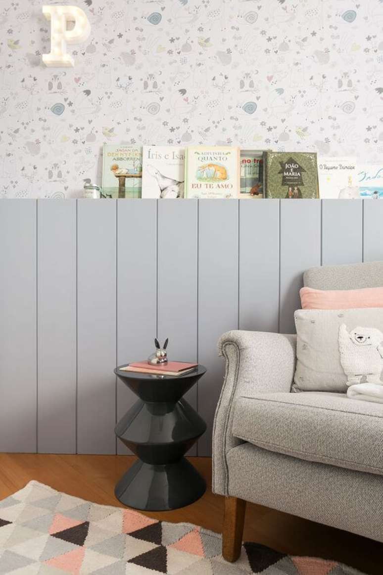 46. Paredes decoradas com papel de parede e livros infantis – Via: Casa de Valentina