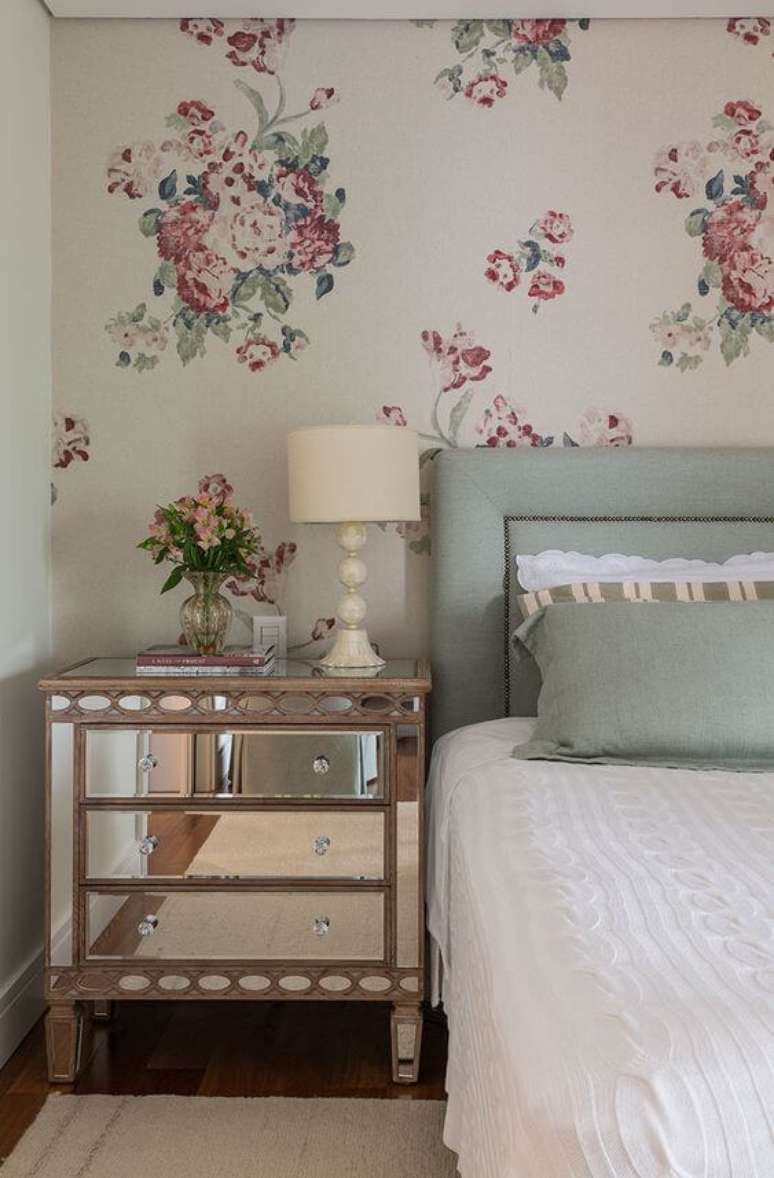 47. Paredes decoradas com papel de parede floral &ndash; Via: Dicas Decor