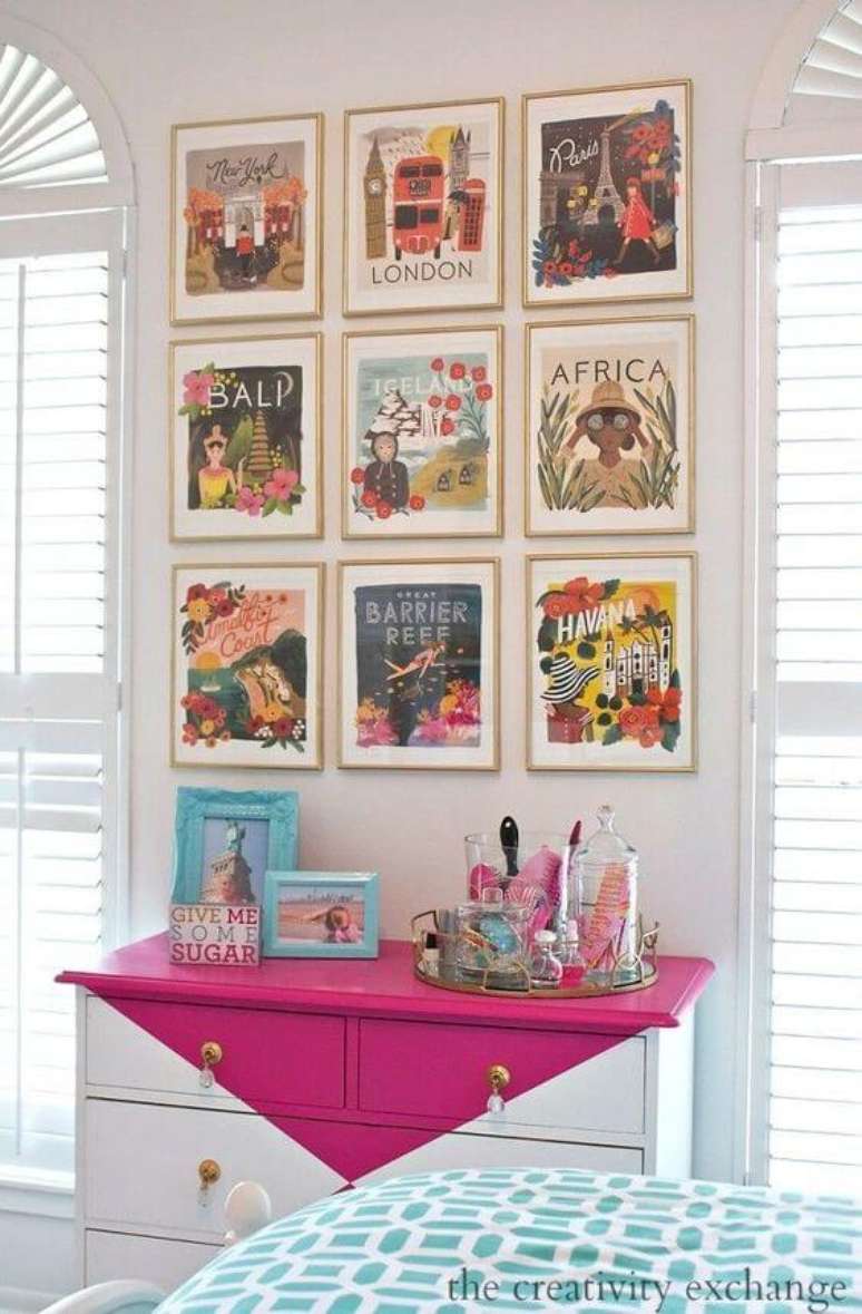 58. Paredes decoradas com quadros coloridos e cômoda pink e branca – Foto: Pense Imóveis