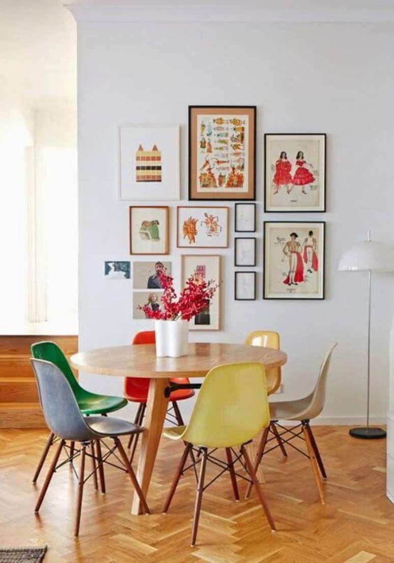 66. Paredes decoradas com quadros – Via: Decor Fácil