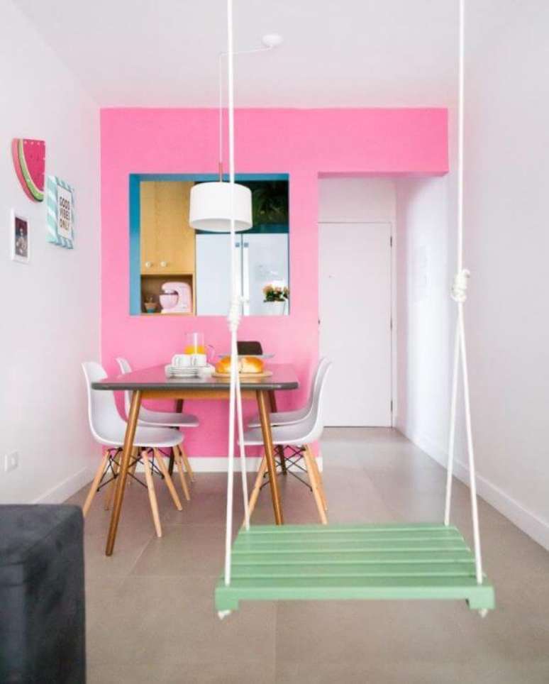 82. Parede pink para sala de estar colorida com balanço – Via: Tua Casa