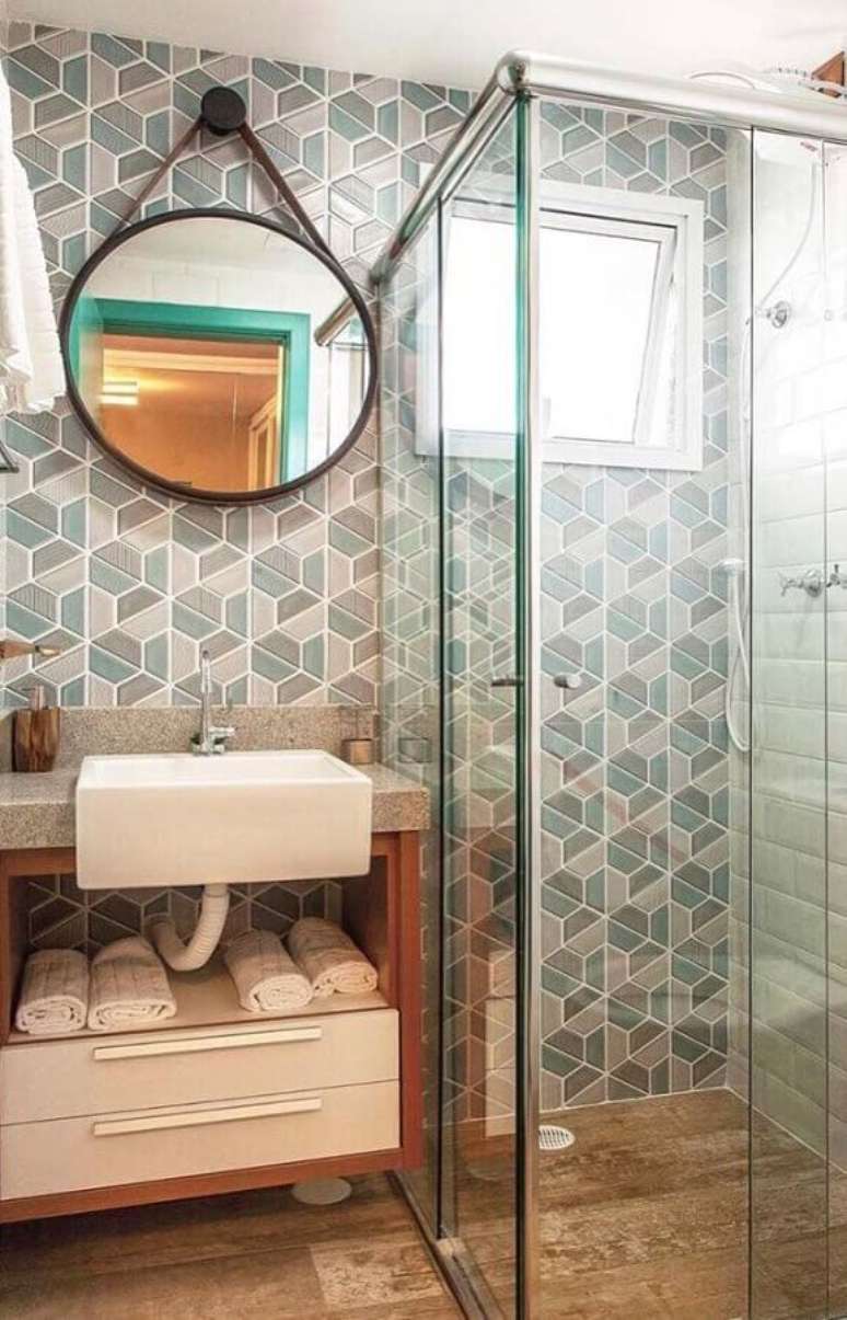 28. Pia de semi encaixe para decoração de banheiro pequeno com espelho redondo – Foto: Apartment Therapy