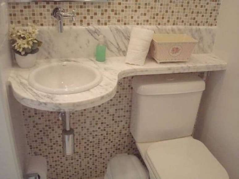 35. Pia pequena para banheiro com bancada de mármore – Foto: Pinterest