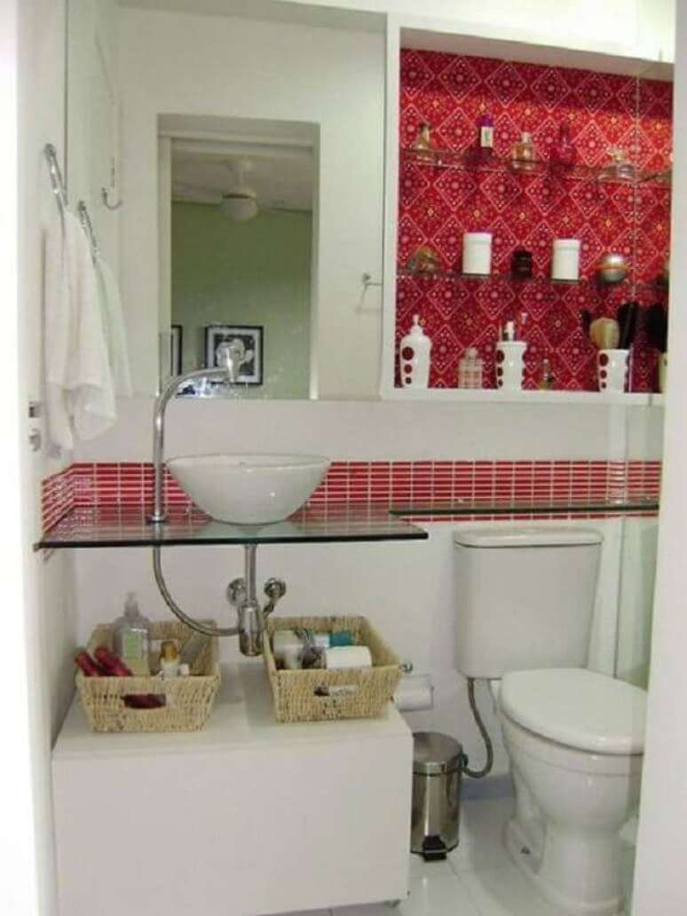 38. Pia pequena para banheiro decorado com bancada de vidro e pastilhas vermelhas – Foto: Webcomunica