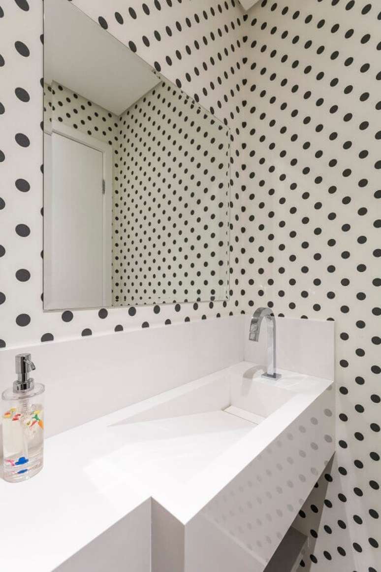 41. Pia para banheiro pequeno decorado com papel de parede de bolinhas pretas – Foto: Idealizzare Arquitetos