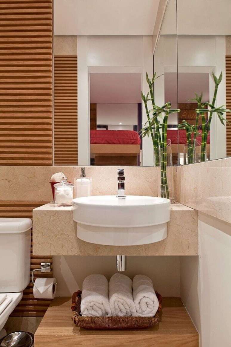 44. Pia para banheiro pequeno decorado em tons neutros com detalhes em madeira – Foto: Webcomunica