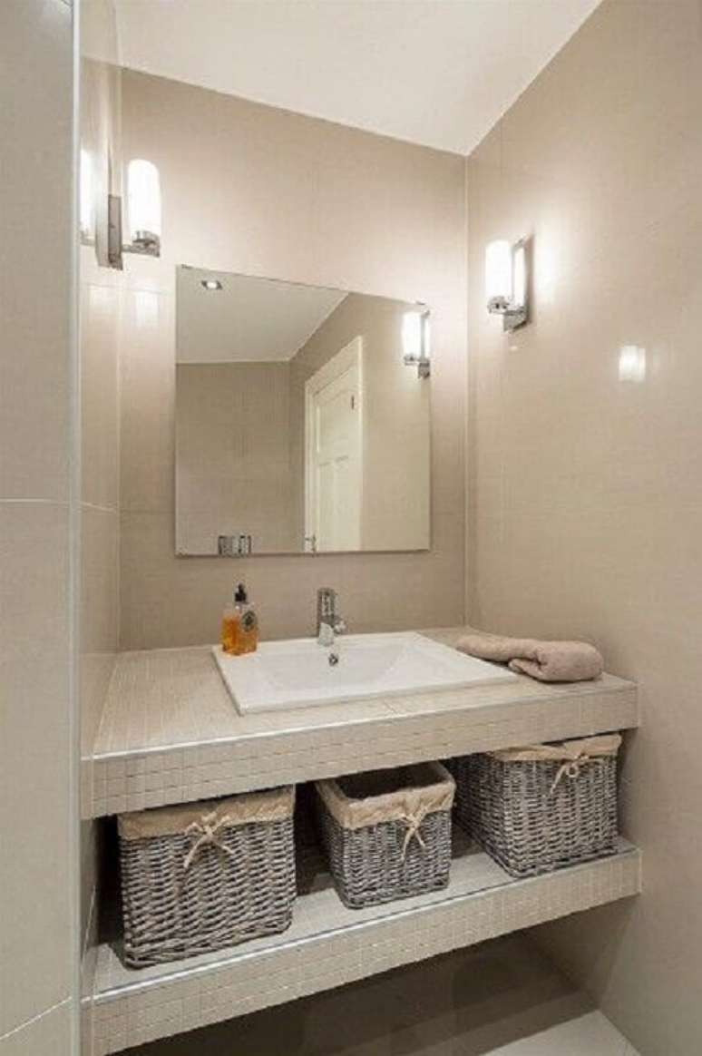 49. Pia para banheiro pequeno decorado em cores neutras – Foto: Tudo Construção