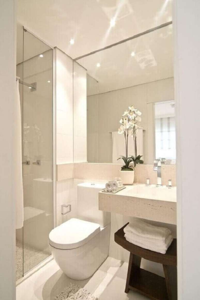 56. Pia para banheiro pequeno decorado todo branco – Foto: Pinterest