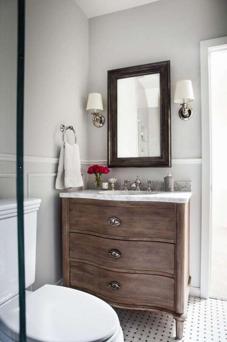 11. Banheiro pequeno decorado com pia de embutir em móvel antigo – Foto: Niche Interiors