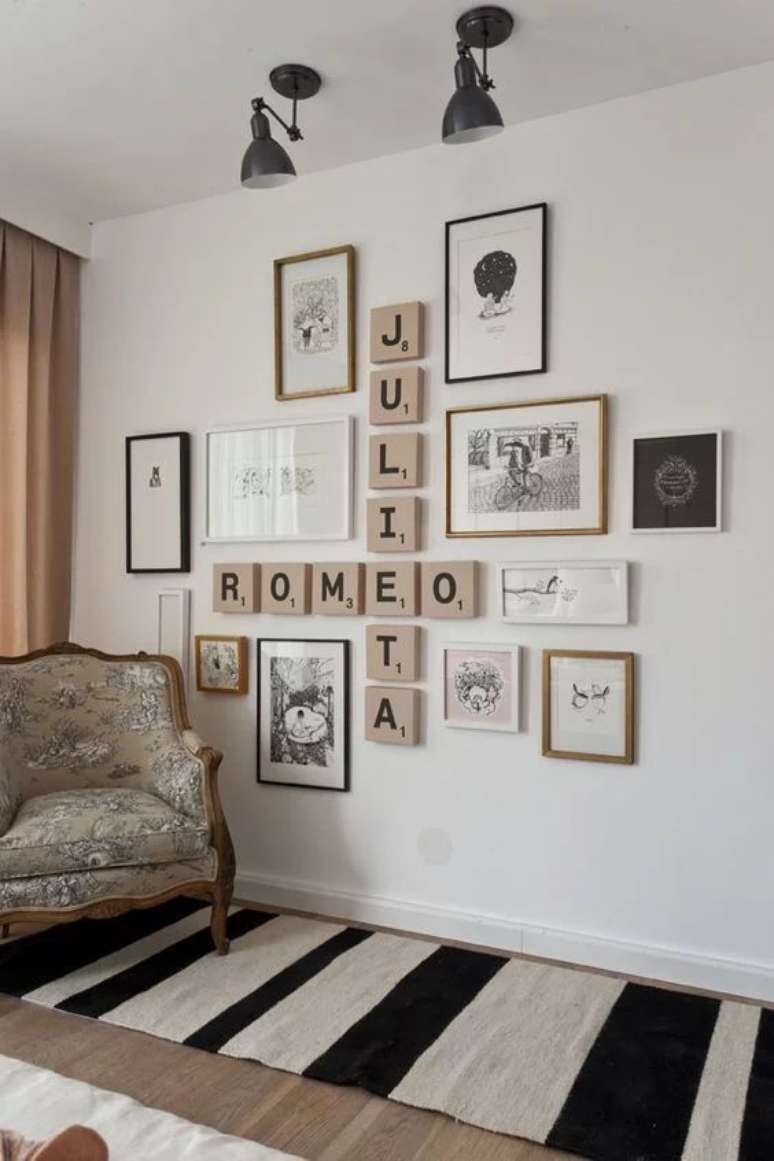 93. Sala com paredes decoradas com quadros – Via: Inspira Hogar