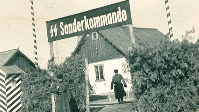 Um portal de Sobibor diz "SS Sonderkommando" - o nome para unidades especiais de campos de extermínio