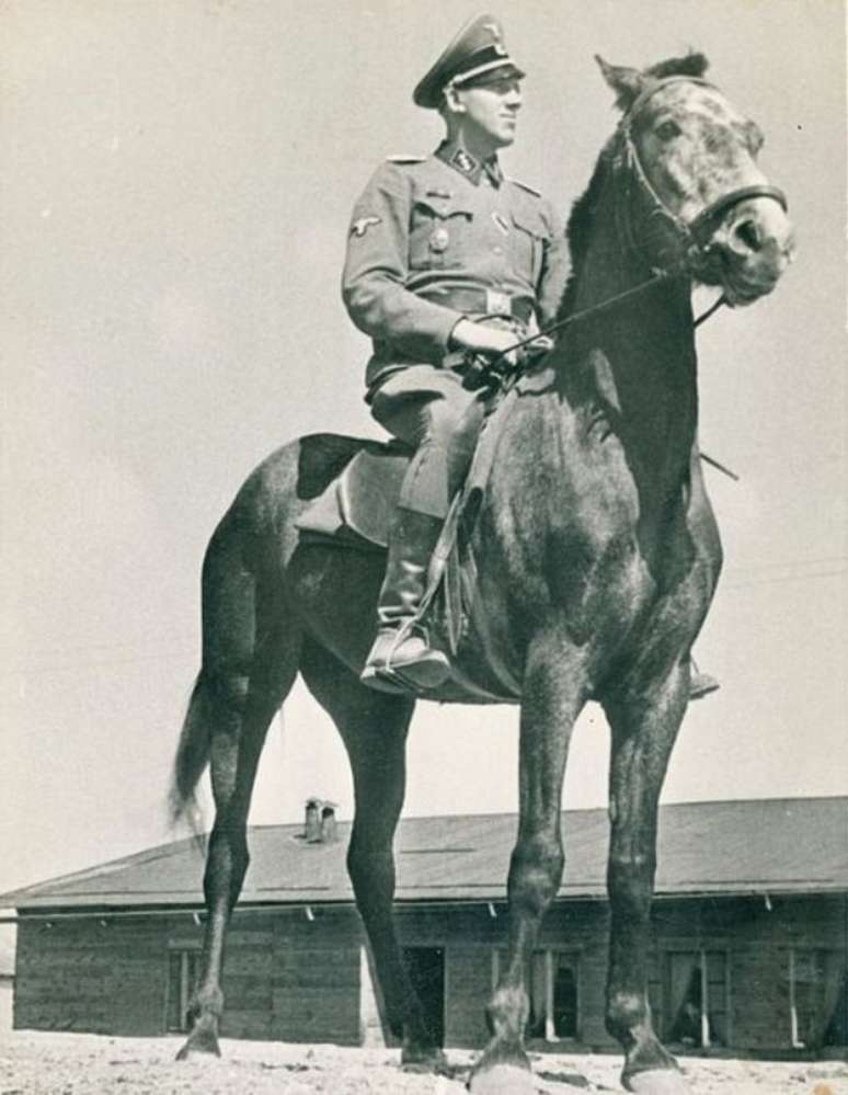 Niemann é visto nesta imagem montado em um cavalo em Sobibor