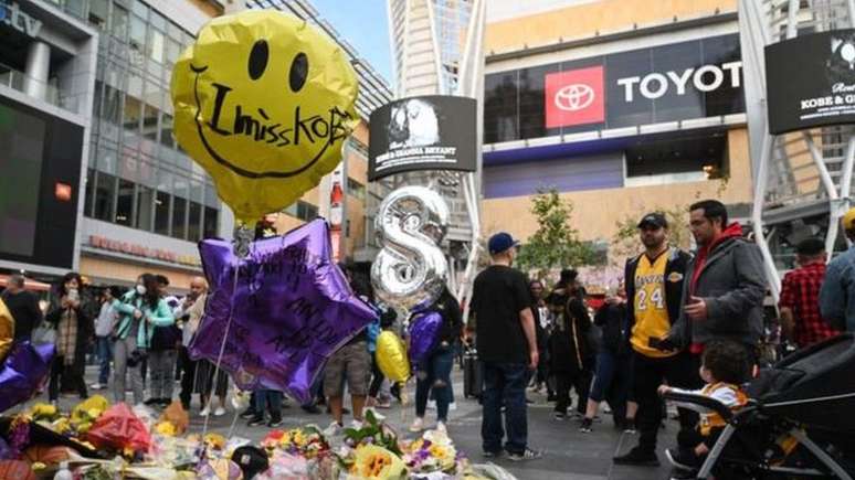 Centenas de pessoas se reuniram no Staples Center, o est&aacute;dio dos Los Angeles Lakers, para prestar homenagem a Bryant