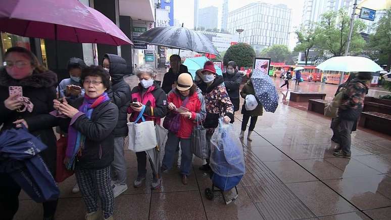 Medo do coronavírus leva à escassez de máscaras cirúrgicas na China