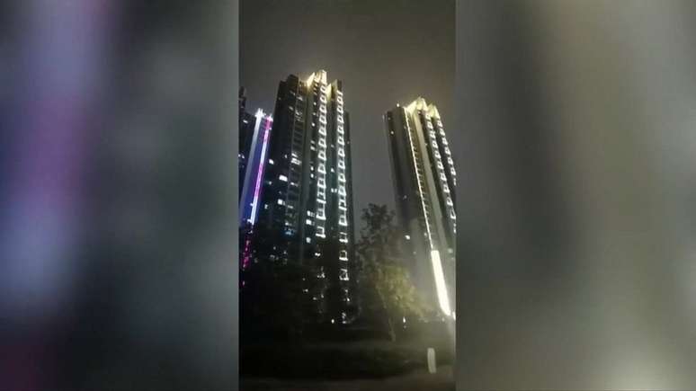 Moradores de Wuhan foram filmados cantando e gritando palavras de incentivo de suas janelas