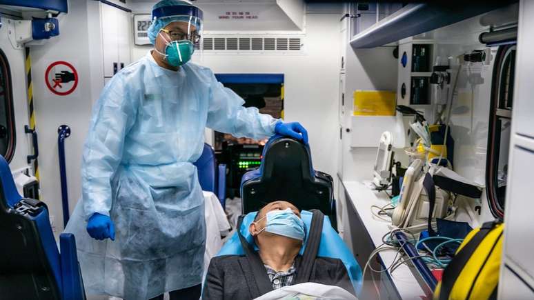 Todos os 99 pacientes levados ao hospital Jinyintan com coronavírus tiveram pneumonia