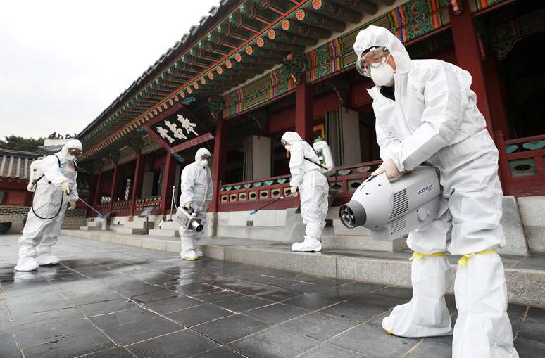 Agentes de saúde sanitizam palácio tradicional de Suwon, na Coreia do Sul, por temor de disseminação do coronavírus da China
30/01/2020
Yonhap/via REUTERS