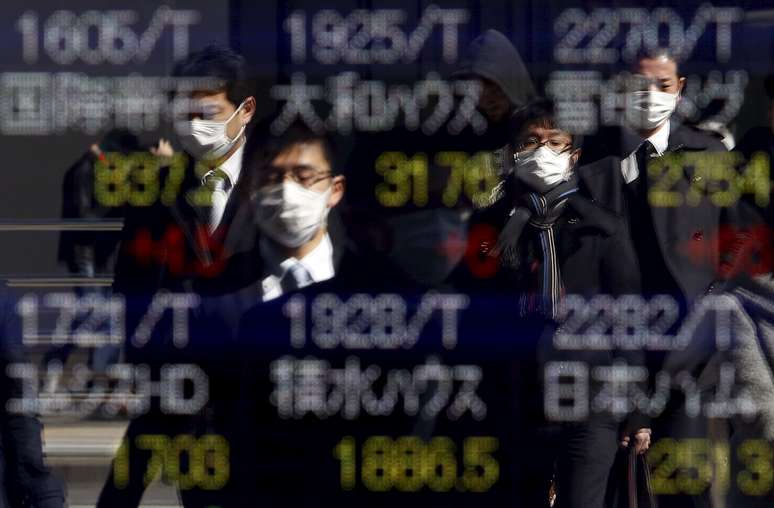Pedestres utilizam máscaras em frente a painel de ações em Tóquio
26/02/2016
REUTERS/Yuya Shino
