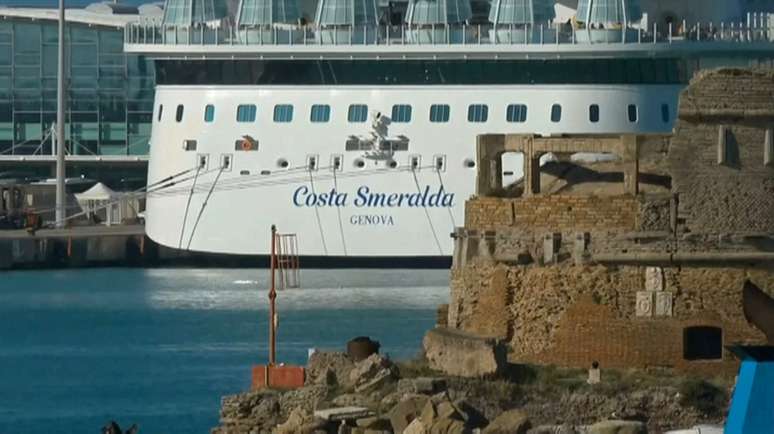 Navio Costa Smeralda atracada na cidade italiana de Civitavecchia 
30/01/2020
Local Team/REUTERS TV via REUTERS