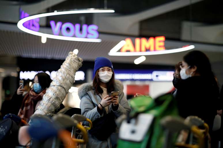 Turistas de voo da Air China de Pequim para Paris chegam ao aeroporto Charles de Gaulle 26/1/2020 REUTERS/Benoit Tessier