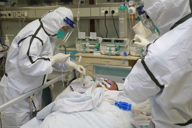 Paciente com pneumonia causada pelo novo cononavírus é tratado em hospital em Wuhan
27/01/2020
China Daily via REUTERS